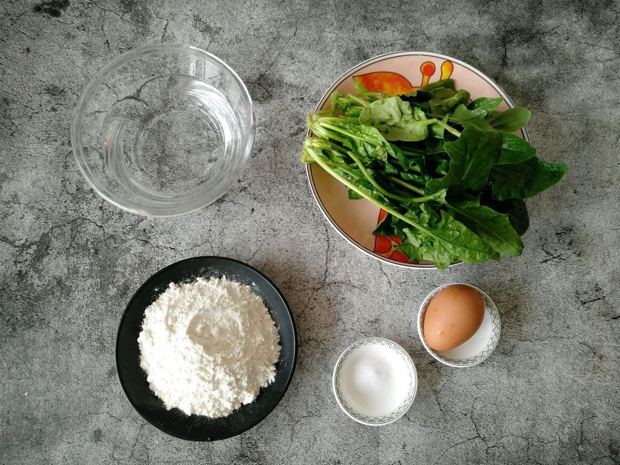 维生素菠菜和鸡蛋摊成饼,5分钟就做好,营养美味,孩子很喜欢吃