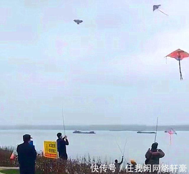 浙江一群钓友禁渔期在江边钓“鱼”,一竿两用,渔政部门在围观