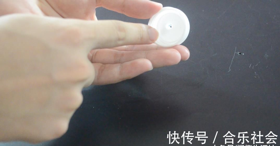 瓶盖上面戳一个洞, 没想到还有这个作用, 看完你会感谢我的