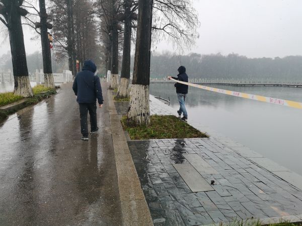 欢乐谷|成立突击队铲雪除冰，东湖风景区力保游客安全