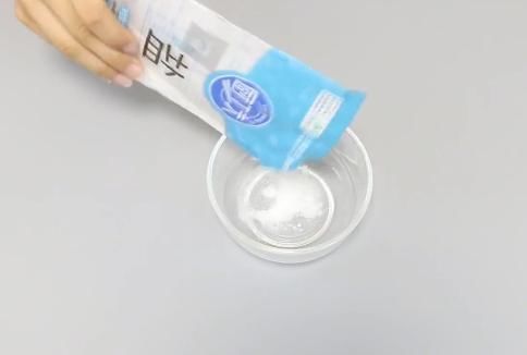 每次洗衣服时滴一滴它，不用搓就能干净如新，可惜知道的人不多