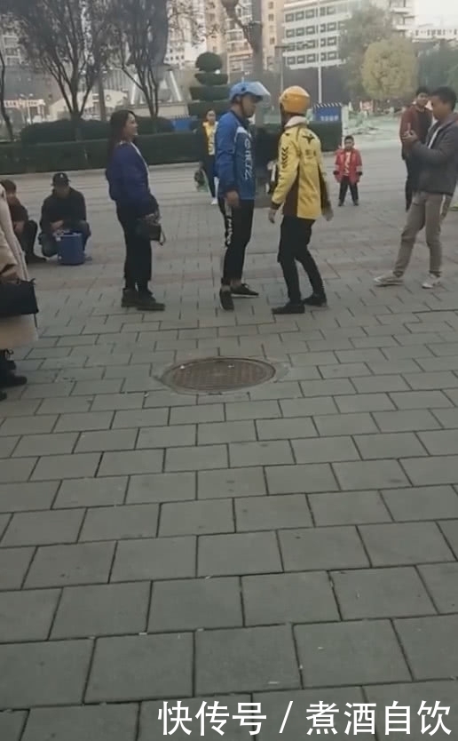 外卖|两个外卖小伙为抢单大打出手,当看到他们的招式后,网友:屈才了