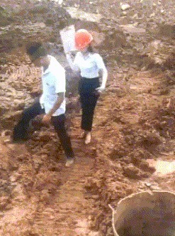 |搞笑GIF趣图: 兄弟受伤了,真不知道该如何劝他