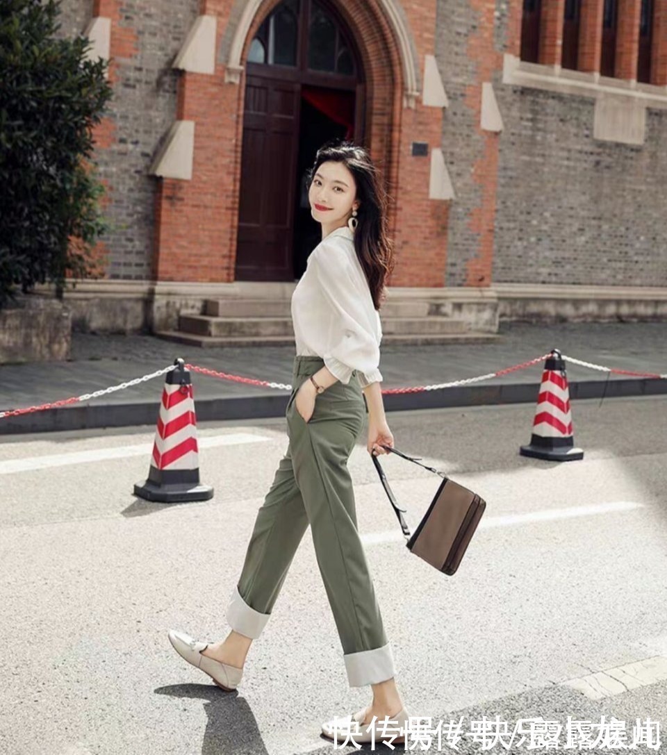 长发披肩|小姐姐搭配青春靓丽的衣服,非常漂亮长发披肩散发魅力!