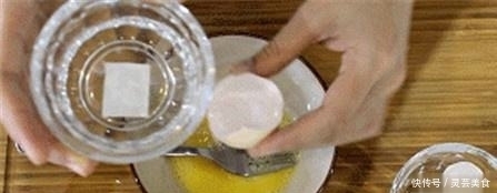 蒸鸡蛋羹,别再加生水了,掌握这3个技巧,鸡蛋羹嫩滑无气孔!