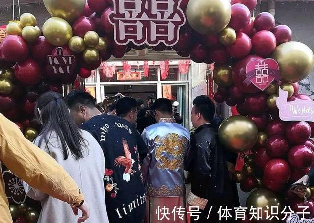 女排姑娘|举重冠军和女排姑娘成婚!开劳斯莱斯豪车接亲,现场挤满人抢红包