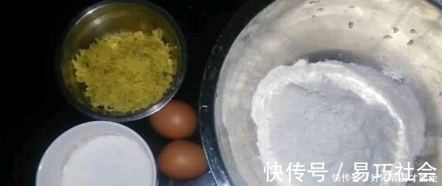 开水烫面还是抹油？大厨教你一招，烙饼香软还出层