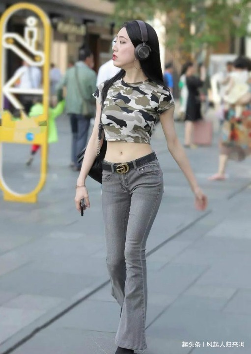 细腰 纤纤细腰的喇叭裤美女,站出了一个大大的“美”!