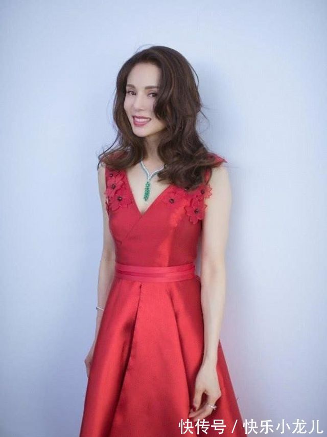 小姐姐 姑娘白色背心搭配浅蓝色格子短裙,尽显小清新