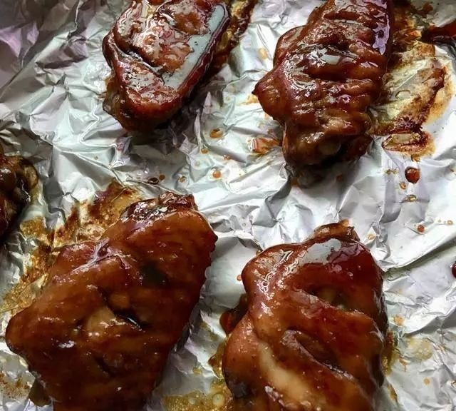 比可乐鸡翅还好吃的蜜汁烤翅，简单三步就能做出来，上桌就光盘！