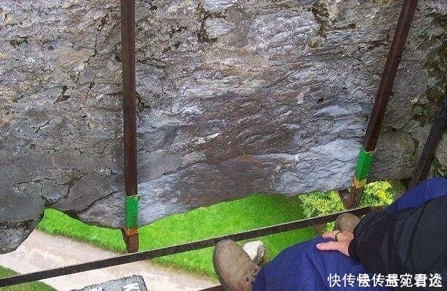 一块传说中的石头，被40万人排队亲吻，游客：场面比金子还抢手