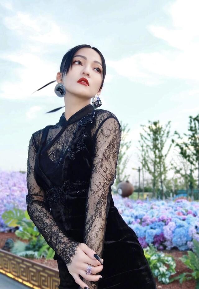 穿搭 时尚穿搭，透视薄纱本就时尚，与黑色结合更是经典中的经典