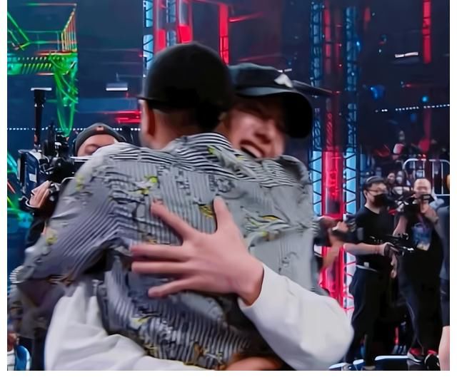 队员|柔情与阳刚！王一博男友力式拥抱队员，大神在其怀中显温馨