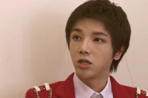 蓝台派新人记者参访华晨宇,却因为坐姿受到吐槽,怎么这么不知道尊重人呢