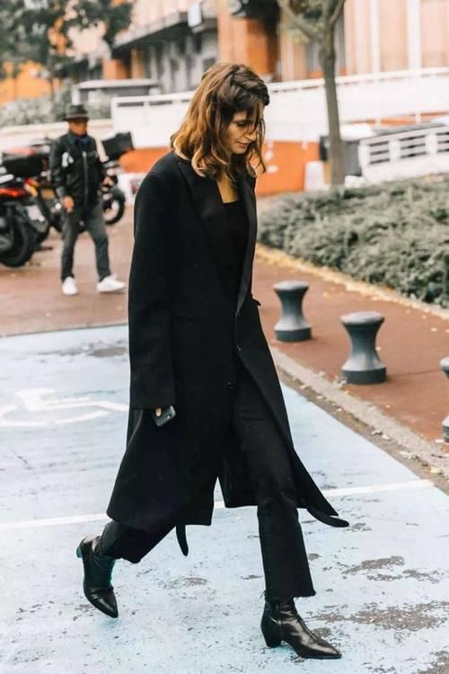 不管是大衣还是羽绒服，尽量别穿这3个“颜色”，不耐看也不耐穿