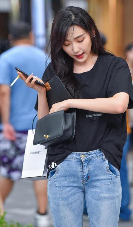 牛仔|牛仔女神真美丽,穿搭看似简单,却拥有别样的魅力