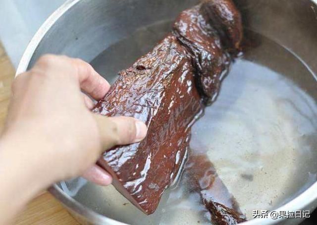 盐水|炒腊肉时，直接炒就太咸了！教你3招，腊肉好吃不腻，咸香适口