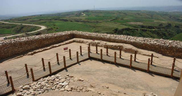 铺路石$石峁遗址的铺路石上出现谜样符号,直到今天,符号意义也没有揭晓