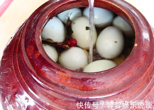 腌鸭蛋不可只放盐,教你正确做法,个个都流油,吃起来太香了