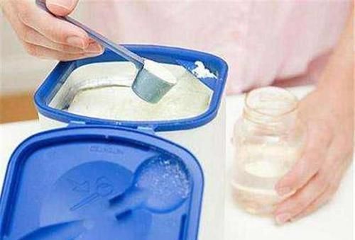 奶粉|儿子只喝奶奶泡的奶粉,宝妈觉得不对劲,偷尝一口后直接赶人