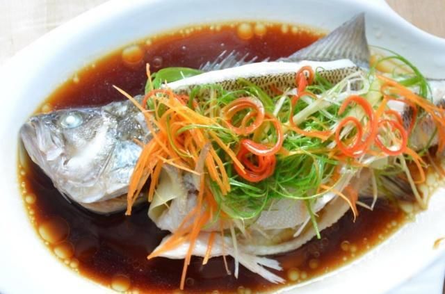 蒸鱼别再浇生抽了，学会这葱油汁的做法，味道够鲜美，一条不够吃