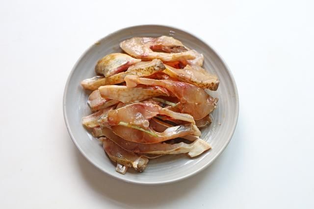 辣椒粉|干煸鱼块，做法简单，吃完还想吃，学会了轻松做给家人吃