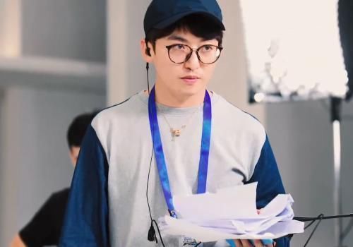 嘉賓|姚譯添為“全勤”人員發(fā)獎(jiǎng)勵(lì)，但他卻忘記了一個(gè)人，嘉賓也未曾記起