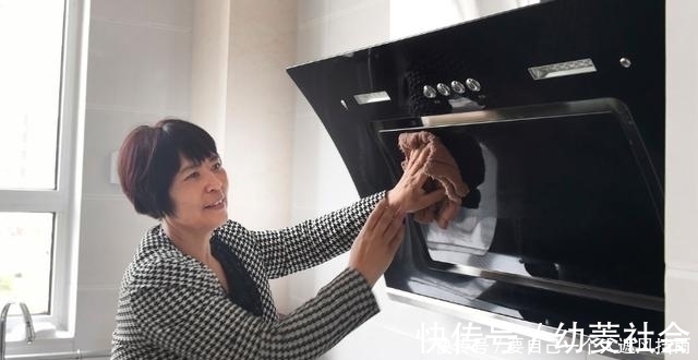 油烟机上油污又黏又厚别用洗洁精试试这些方法,去污快又干净