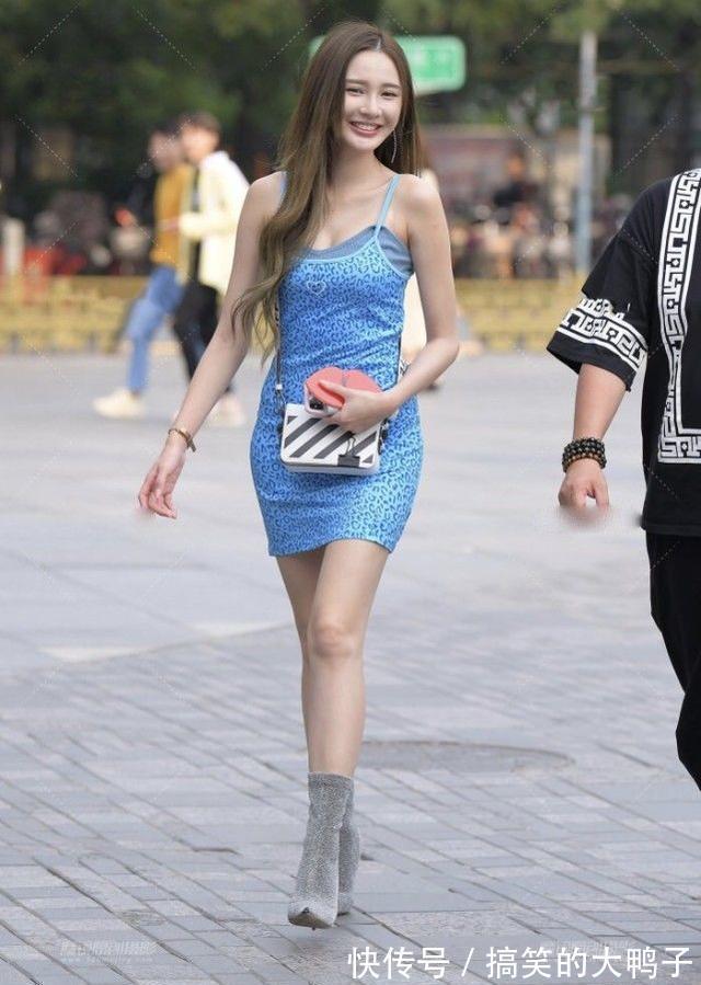 裙子|青春靓丽的小姐姐，蓝色碎花半身裙搭配灰色靴子，笑容更迷人