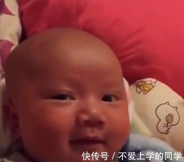 宝宝|爸爸带一岁宝宝睡觉, 突然放了个屁, 随后宝宝的反应让宝爸尴尬了!