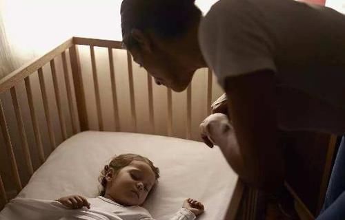 孩子|孩子熟睡后总爱“满床打滚”?背后的原因都在这里,宝妈要当心!