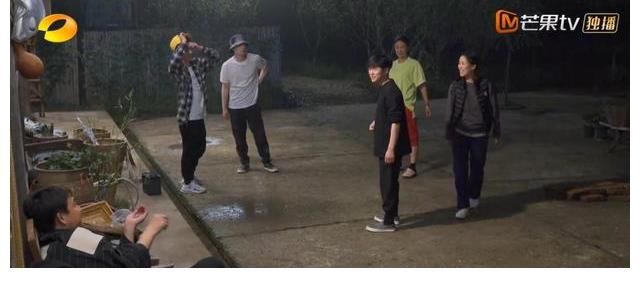 彭昱畅|《向往的生活》笑料百出，彭昱畅上演名场面，成功俘获张艺兴芳心