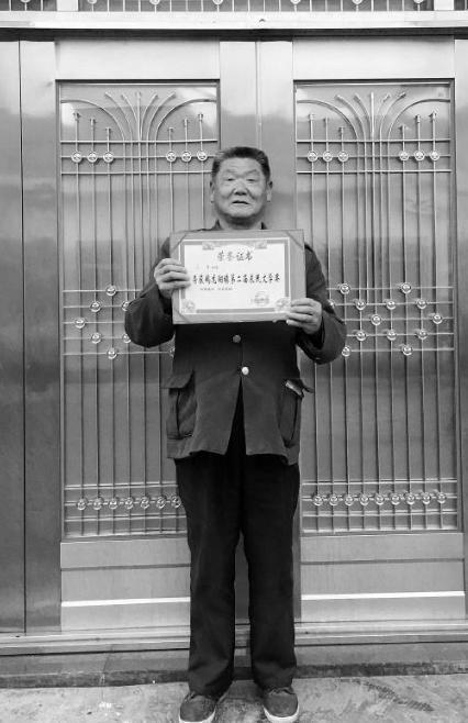 农民模仿《咏鹅》写出一首《咏鸡》,获国家级文学奖,全文仅18字