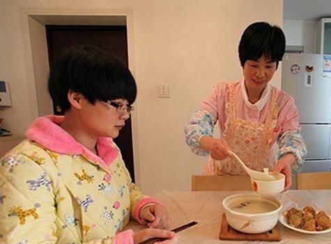 坐月子|坐月子,要请月嫂还是老人帮忙,月嫂一些利弊你要知道