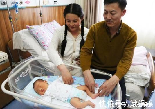小宝|产妇忍耐疼痛15小时产下男婴，一家子看小宝，4岁女儿发现不对劲