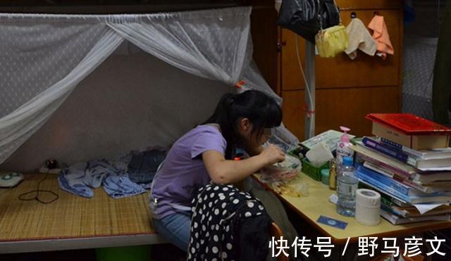 报复性|从不吃零食孩子长大后怎样报复性补偿成“噩梦”,父母悔不当初