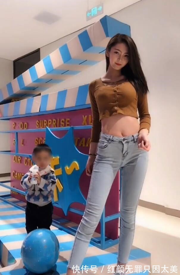 小蛮腰 美女与牛仔裤的搭配,眼神个性又不羁