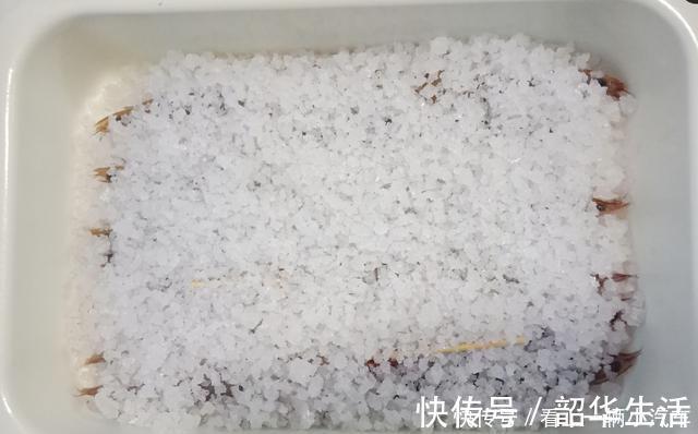 大虾用盐埋起来,加热5分钟,咸香美味的盐焗虾就做好了