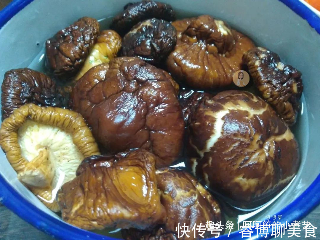 香菇|端午节将至,教你做鲜香味美的咸蛋黄肉粽,软糯诱人,吃了还想吃