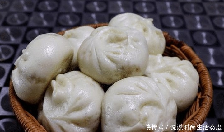 无论做什么馅的包子,不要上锅就蒸,多加一步,包子暄软不塌陷