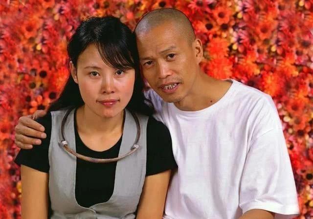 项圈@他用自己的肋骨做了一个项圈,给女友戴上,声称是为艺术献身