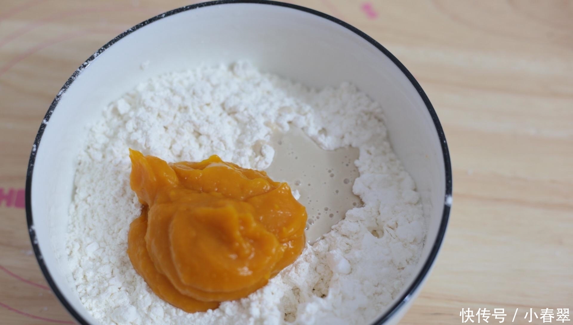 馒头|面粉里加点南瓜,不蒸不烤,出锅女儿抢着吃,太香了,好吃不上火