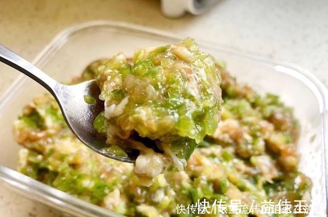 曲曲菜|别总拿白菜包饺子了，试试这4种馅料，爽嫩开胃，香到舔盘子