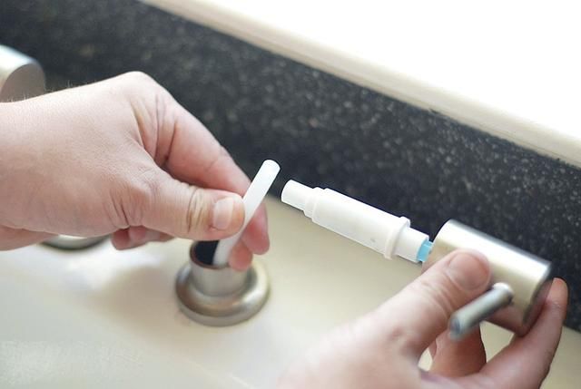 洗了20年碗才发现，水槽边的小孔，用途真厉害，聪明人都在这样用