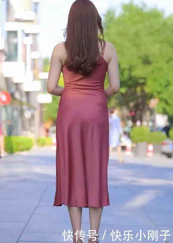 好身材|美女穿酒红色吊带裙,好身材和好气质秀出来,惹火一条街!