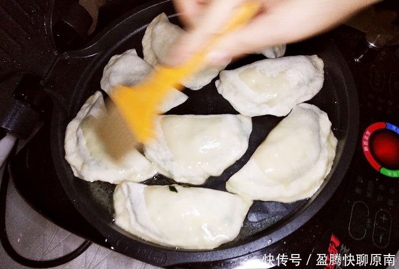 烙韭菜盒，调料施放有讲究!这么做皮酥馅鲜，韭菜翠绿不下汤