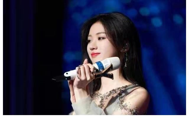 從《中國(guó)好聲音》到《我們的歌》，單依純一路高歌，越來(lái)越火！