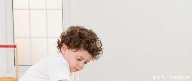 家务|一岁多萌娃单手打鸡蛋,穿尿不湿炒菜,网友:忘喝孟婆汤的大厨