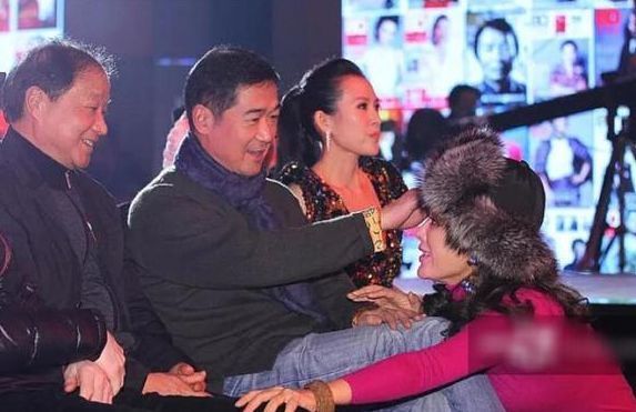 宁静当年蹲在张国立脚边说话,表情谄媚,一旁的章子怡满脸不屑