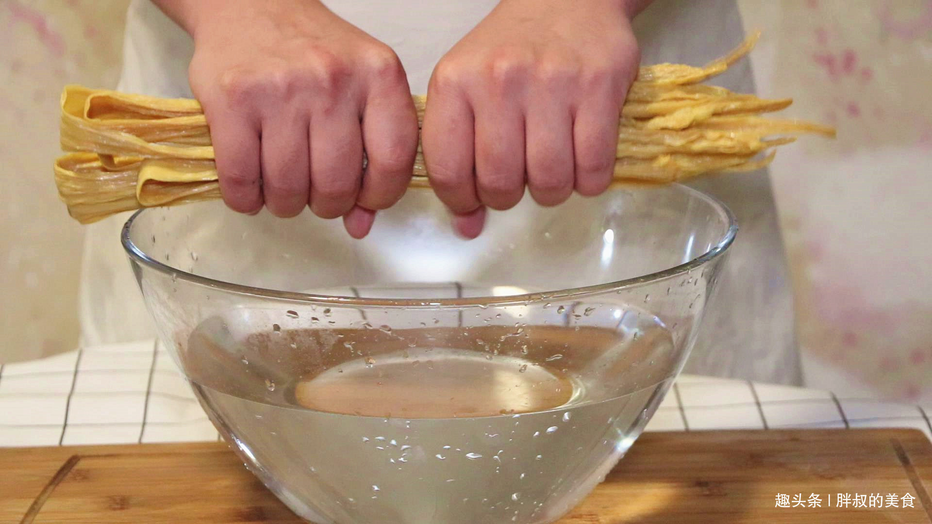 腐竹百吃不厌的做法，我家隔三差五就吃一次，比红烧肉还解馋